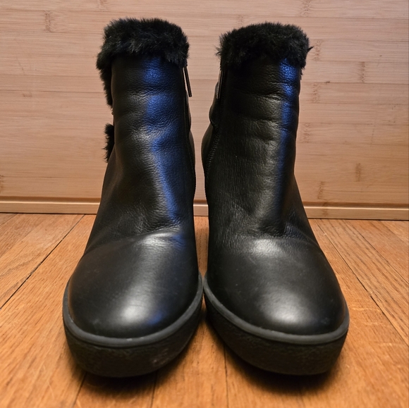 Aquatalia Cameron Black Faux Fur Trim Leather Wedge Bootie Sz 8.5 - Picture 4 of 9